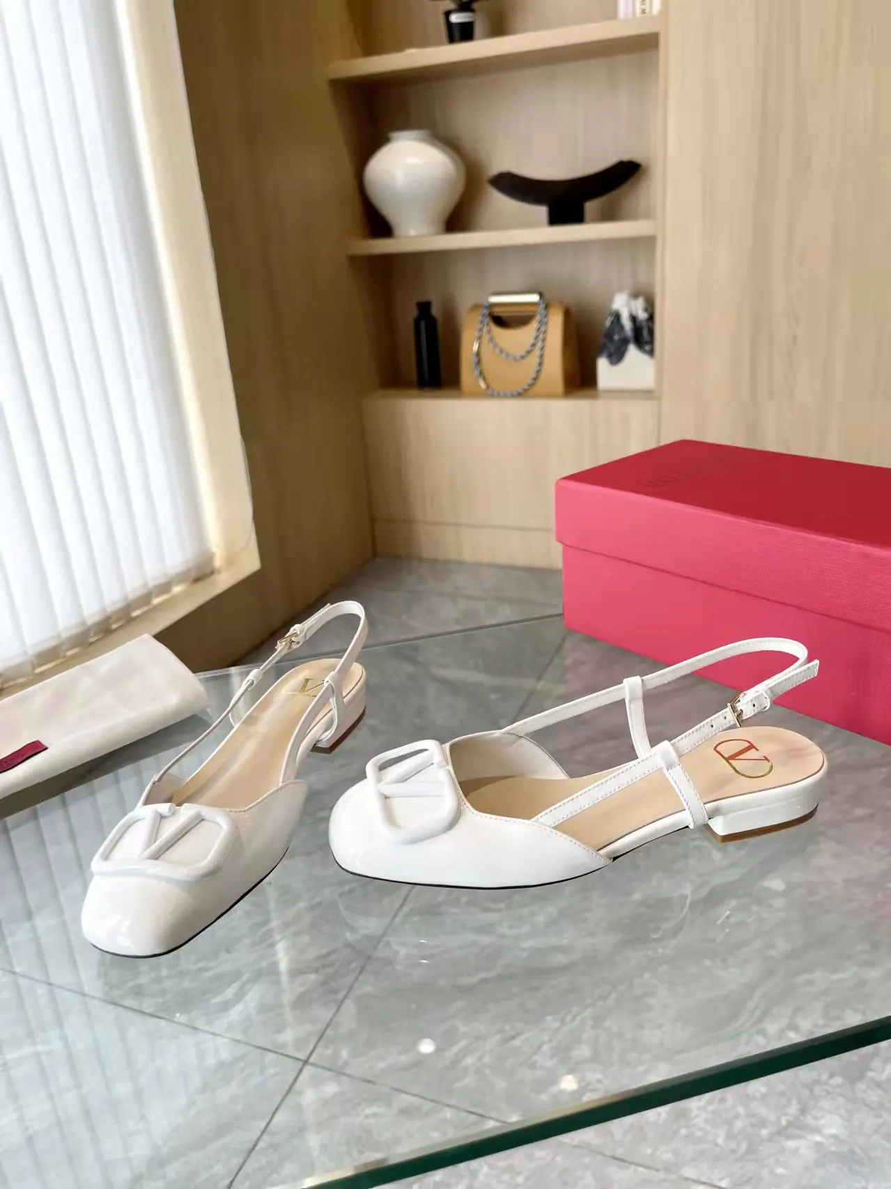👟👟Ex-factory price 400👟👟 Genuine leather sole +40 Top version 𝑉𝐴𝐿𝐸𝑁𝑇𝐼𝑁𝑂 Valentino new spring and summer women's back hollow new sandals. Unique V-buckle hardware accessories bring out a full sense of luxury. The new season will live up to expectations! Worth buying★Absolutely high-grade❥Original method, Absolutely sensual❥Elegant style, creating a different feeling, simple and elegant style!  Code number: 35-41 (34-42 customized, non-returnable) Fabric: Imported sheepskin Inner foot pads: Inner sheepskin Heel height: 2 cm Leather outsole Rubber outsole